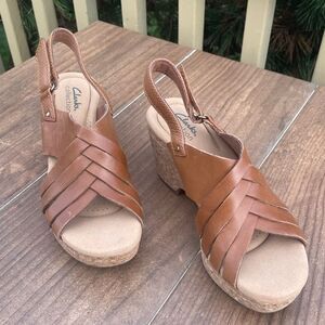 Clarks Women's  Giselle Glow Nubuck Leather Wedge Sandals Tan 8M